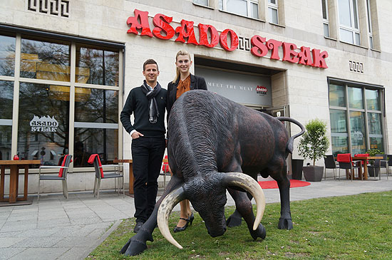 vor dem neuen Asado Steak am Maximiliansplatz: Maximilian Fahrendorf, Geschäftsleitung Asado, Alexandra Halletz, Geschäftsführende Gesellschafterin (©Foto. Martin Schmitz)